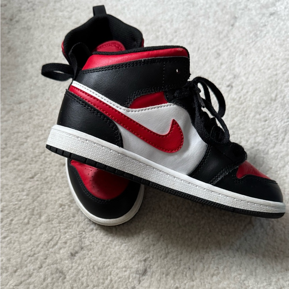 [640734-079]  Air Jordan Retro 1 Mid (PS) 'Fire Red' size  1y